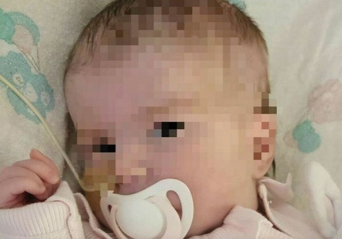 La imagen pixelada de Indi Gregory, en el hospital de Nottingham donde se encuentra ingresada. Hoy ha sido difundida por Giorgi Meloni para anunciar que Italia concede la nacionalidad italiana al bebé