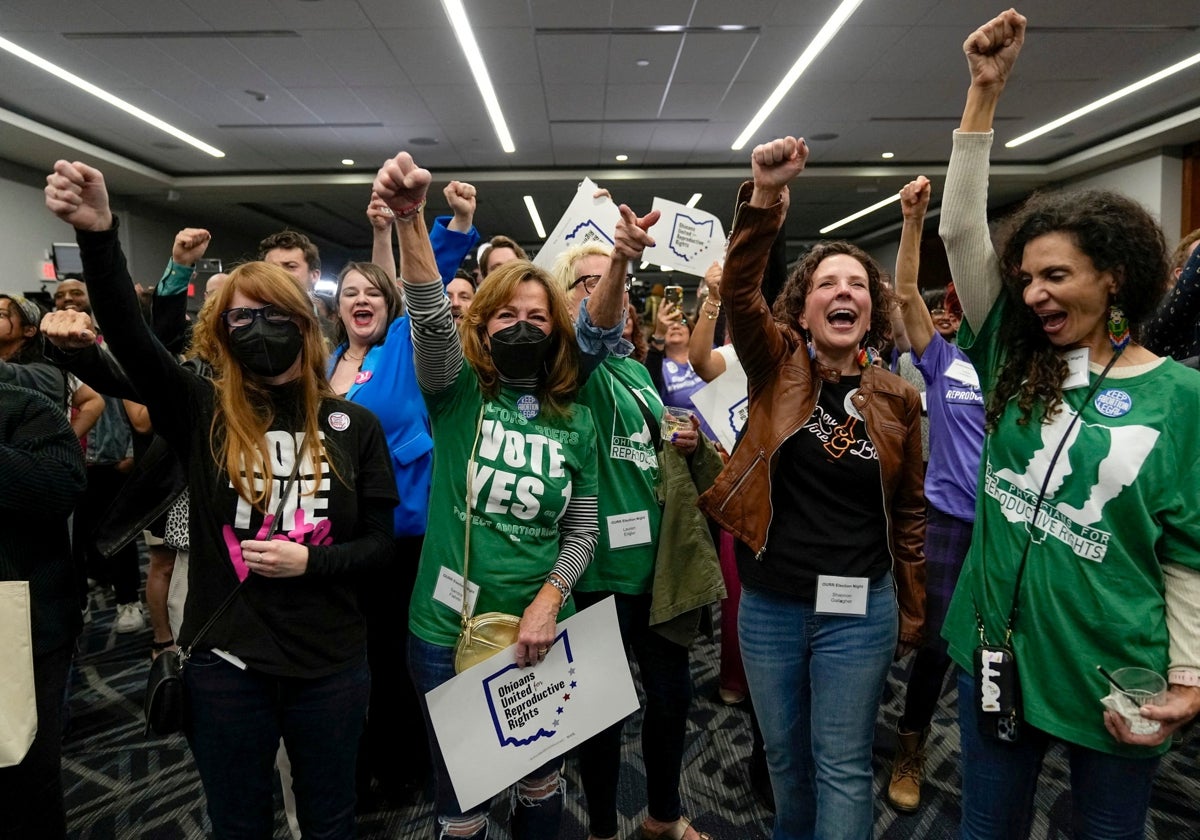 Un grupo de mujeres celebra el resultado de las votaciones