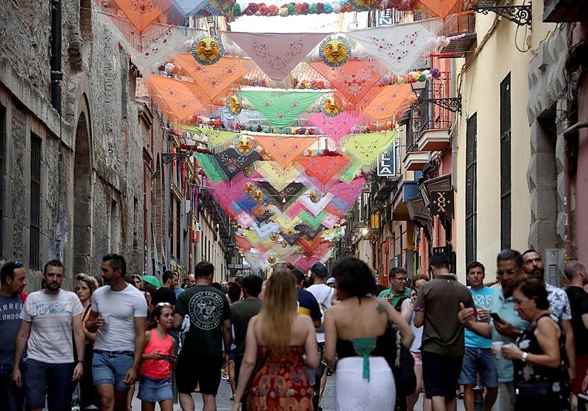 Decenas de transeúntes pasean por el centro de Madrid
