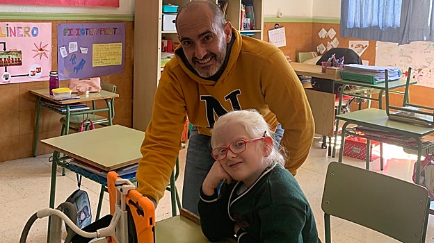 El profesor, su hija Vega y la solución tecnológica que han desarrollado para hacer accesibles las clases