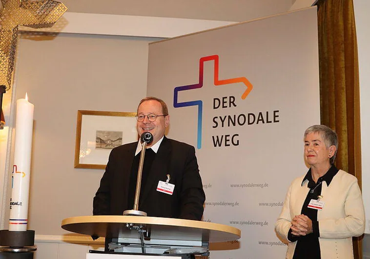 El presidente de los obispos alemanes, Georg Bätzing, y la responsable de presidenta del movimiento reformista «Somos Iglesia», Irme Stetter-Karp, en el inicio de la sesión del 'Camino Sinodal'