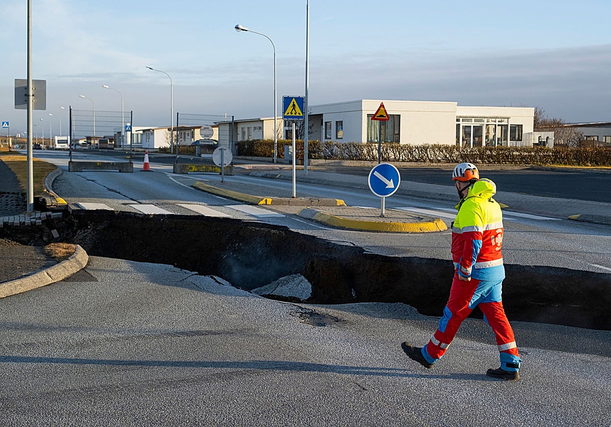 Una grieta cruza la carretera principal en Grindavik, en el suroeste de Islandia, después de los terremotos