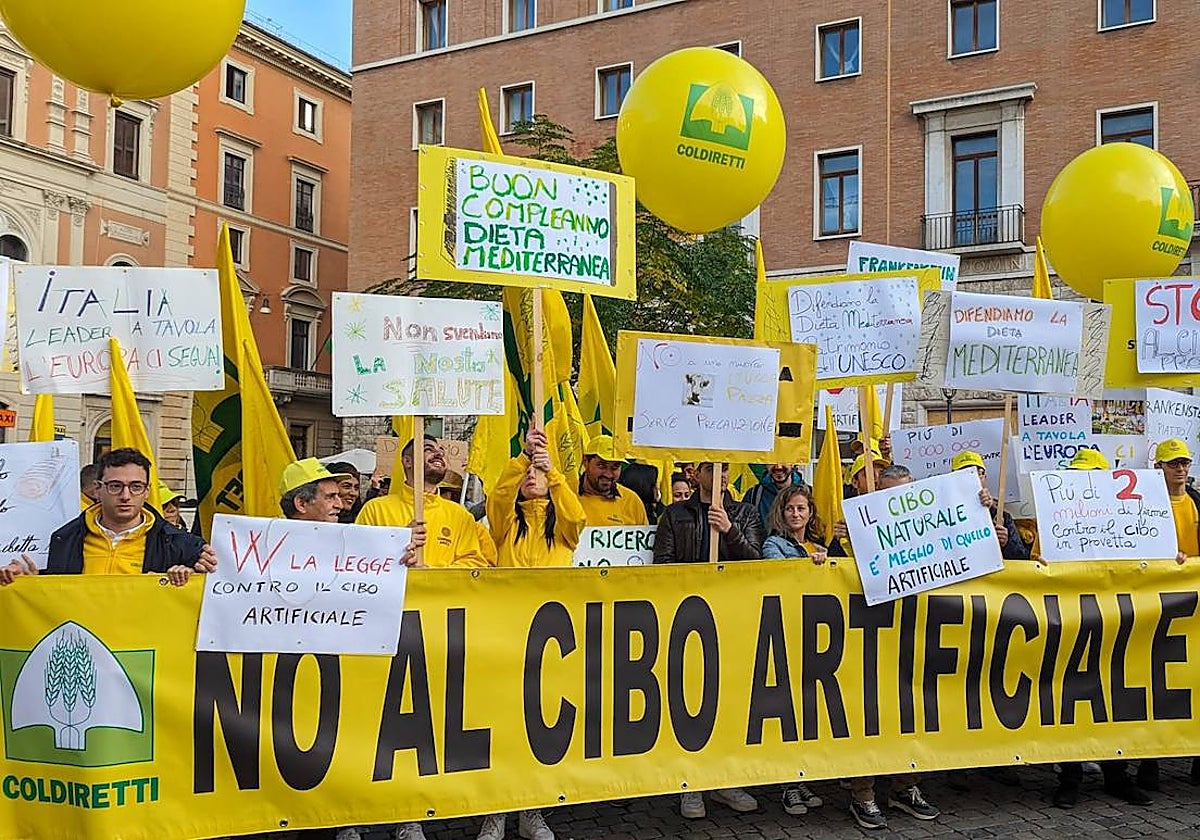 Manifestantes protestan esta semana en Roma contra la comida artificial