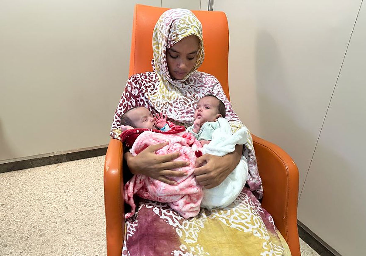 La madre con las dos pequeñas en la habitación después de la cirugía