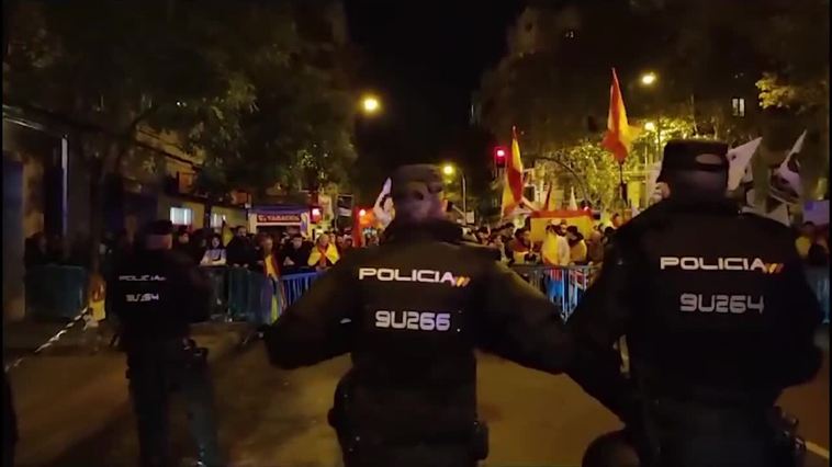 Cientos de personas vuelven a concentrarse por decimosexto día en Ferraz