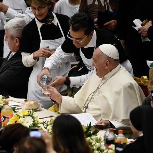 El Papa comparte almuerzo con 1.200 pobres en su Jornada Mundial