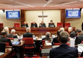 Los obispos afrontan su semana más difícil pendientes del informe de los abusos y la llamada a capítulo del Papa