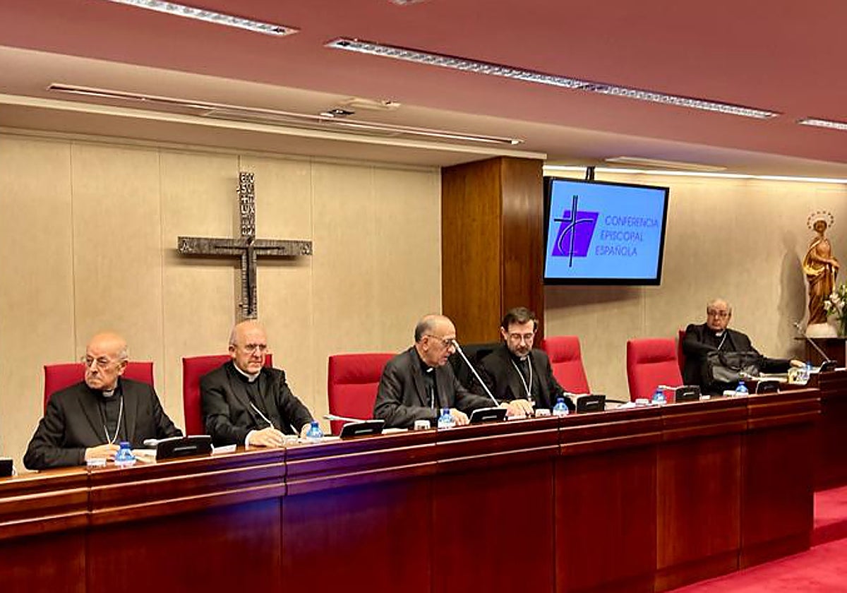 La mesa presidencial de la Conferencia Episcopal momentos antes de comenzar la Plenaria