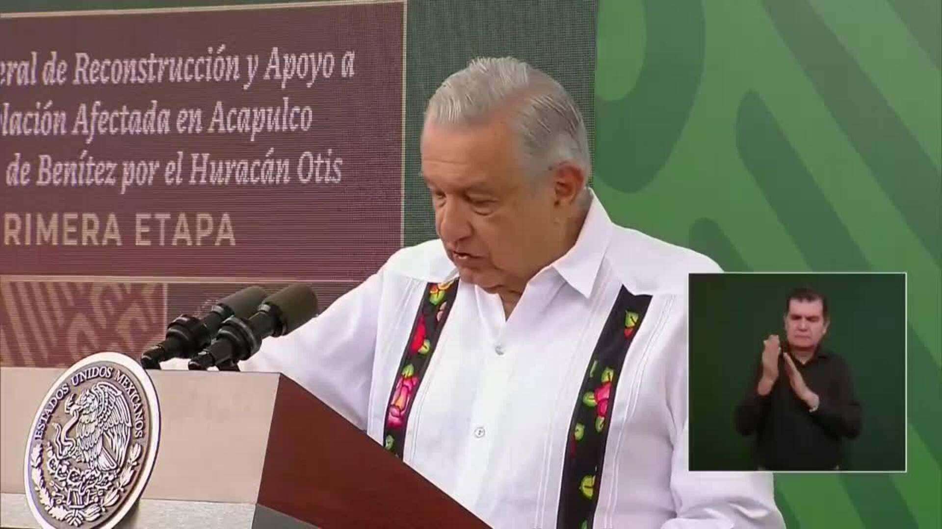 López Obrador promete reconstruir en poco tiempo Acapulco tras Otis en medio de protestas