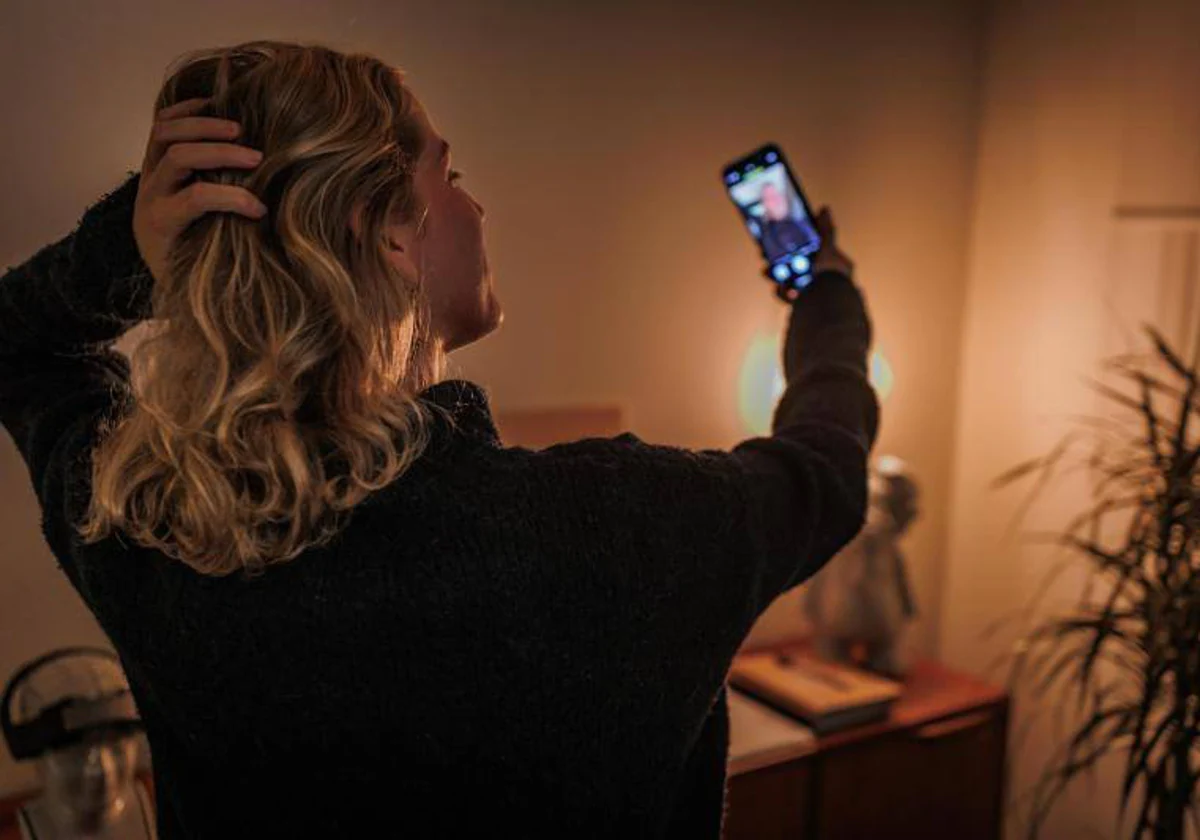 Olivia se pone frente a la pantalla del móvil y falsea su cara con un filtro