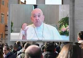 El Papa no sale a su ventana para rezar el ángelus y explica que le están tratando una «inflamación pulmonar»