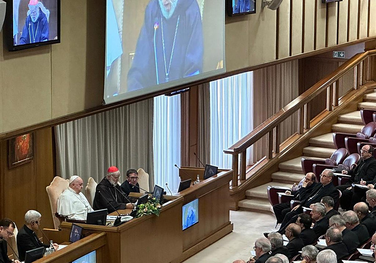El Papa Francisco, junto al cardenal Cantalamessa encargado de la meditación inicial, se dirige a los obispos españoles