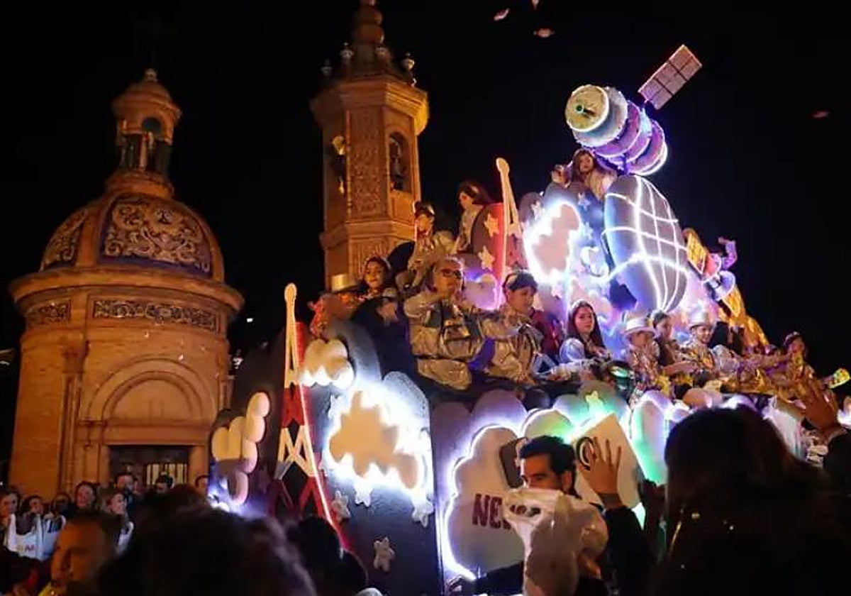 La plaza del Altozano esperaba, llena de público, la entrada de los Reyes Magos a Triana