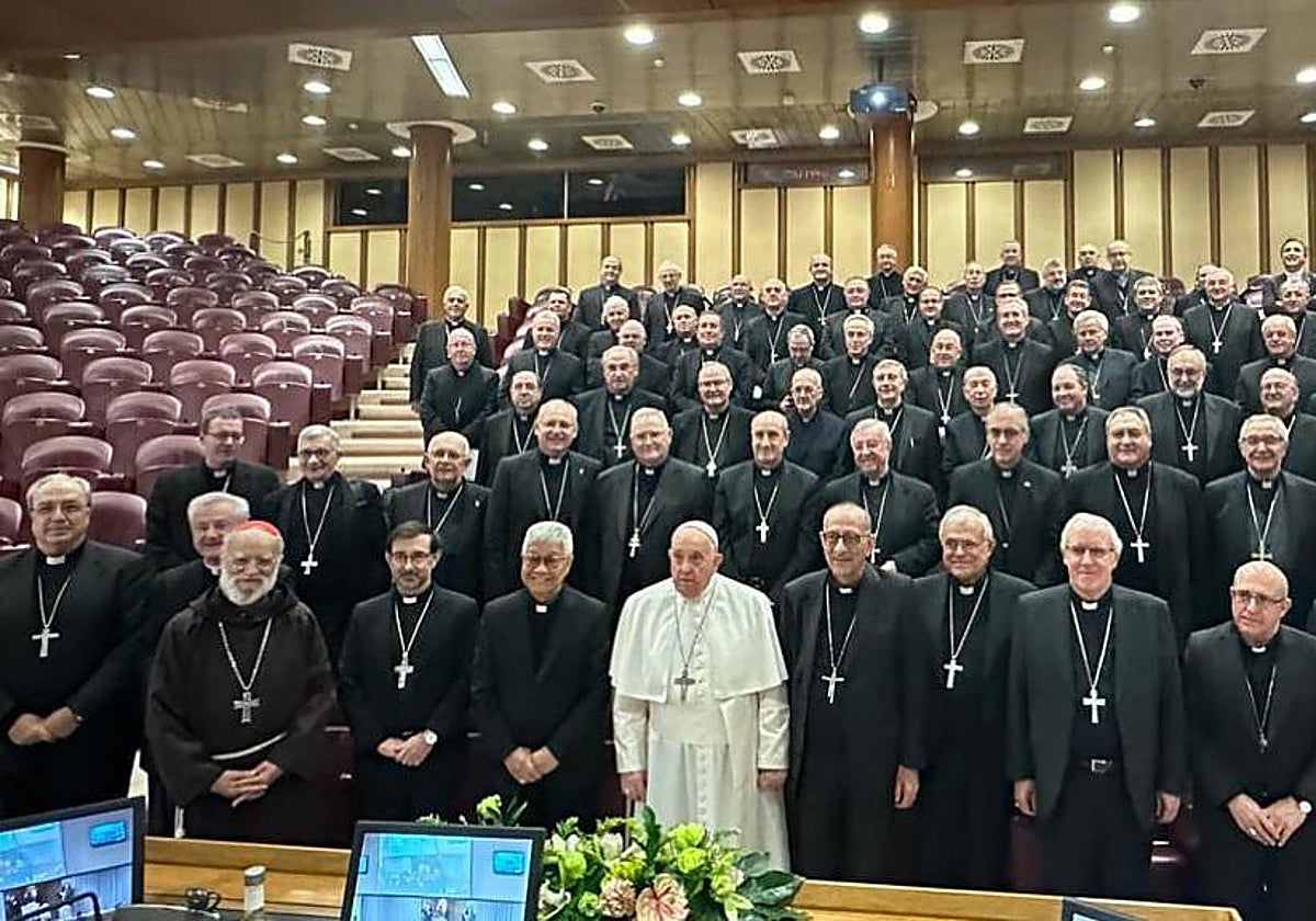 Los obispos españoles con el Papa Francisco, en una foto de grupo realizada durante la reunión