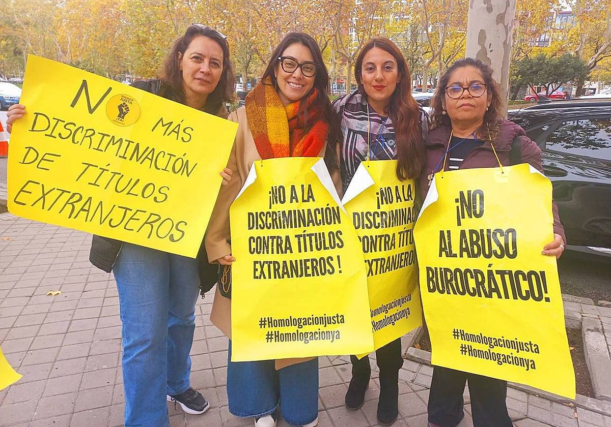 Varias homologantes se manifiestan a las puertas del Ministerio de Universidades