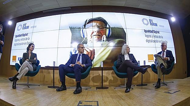 La directora general de Regulación, Asuntos Públicos y Sostenibilidad de la Fundación Orange, Luz Usamentiaga (i); el secretario general de la Federación Española de Municipios y Provincias (FEMP), Luis Martínez-Sicluna (2i); la mentora y aceleradora de mujeres, experta en liderazgo femenino, Mercedes Wullich (2d); y el profesor emérito de la universidad Abat Oliba CEU de Barcelona, Manel Domínguez (d), participan este miércoles durante el evento EFE Forum 'Igualdad Digital: logros y retos de la digitalización en España', en Madrid