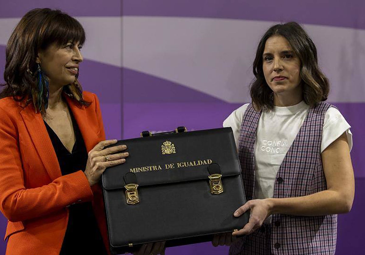 Irene Montero (Podemos) entrega la cartera del Ministerio de Igualdad a la nueva ministra Ana Redondo (PSOE)