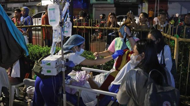 Algunas personas son atendidas en la calle tras el terremoto de magnitud 7,6 en Filipinas