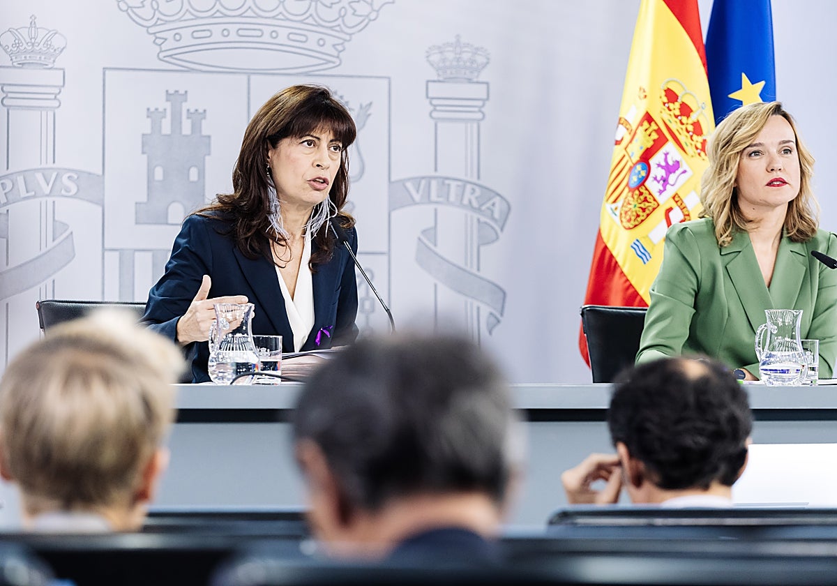 La titular de Igualdad, Ana Redondo, y la ministra de Educación y portavoz del Ejecutivo, Pilar Alegría