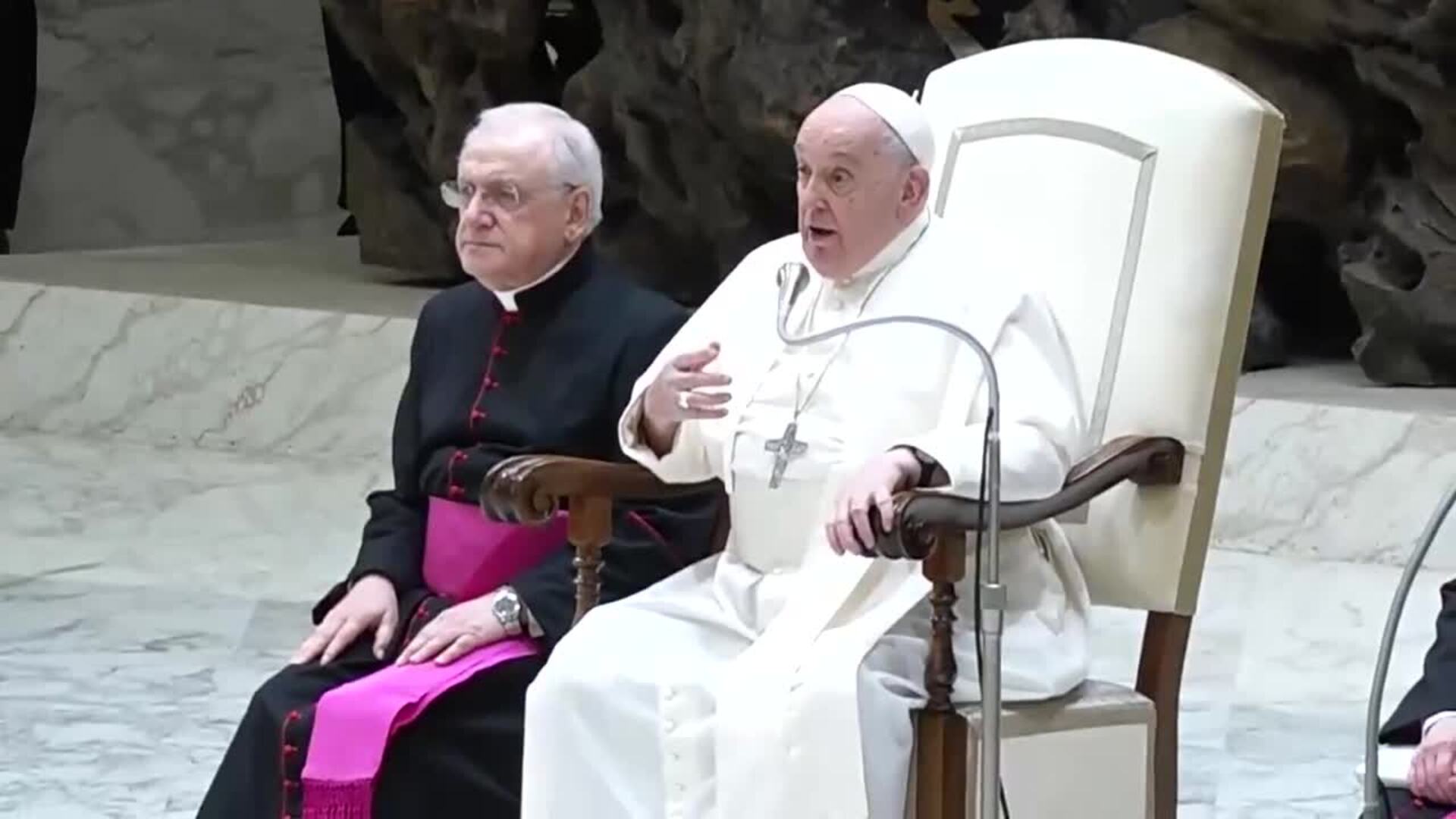 El papa asegura que está mejor, pero que aún se cansa hablando mucho