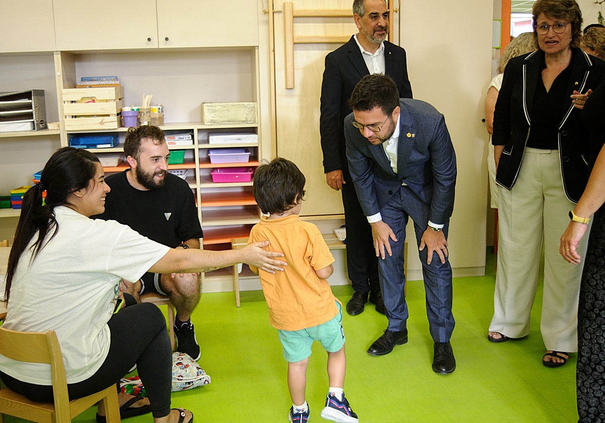 El presidente de la Generalitat, Pere Aragonès, y la consejeera de Educación, Anna Simó, durante su visita a la escuela Mercè Rodoreda en Barcelona