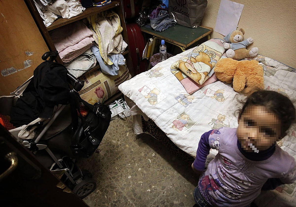 Imagen de archivo de una niña en situación de pobreza
