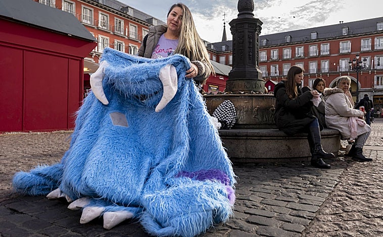 Imagen principal - Lorena, arriba, se viste todos los días de monstruo en la Plaza Mayor. La mayor parte de estos personajes son peruanos, país de donde proceden muchos de los trajes. Abajo a la derecha una de las estatuas vivientes de Barcelona, donde no ha llegado el fenómeno de los muñecos 