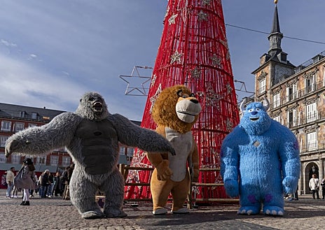 Imagen secundaria 1 - Lorena, arriba, se viste todos los días de monstruo en la Plaza Mayor. La mayor parte de estos personajes son peruanos, país de donde proceden muchos de los trajes. Abajo a la derecha una de las estatuas vivientes de Barcelona, donde no ha llegado el fenómeno de los muñecos 