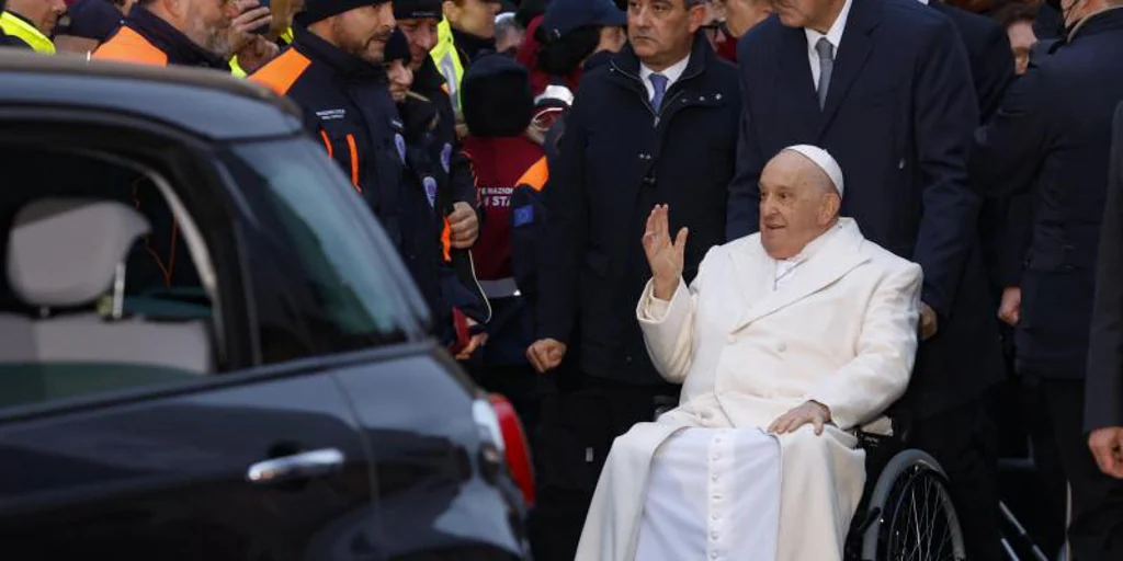 Pope recovers from bronchitis, celebrates Feast of the Immaculate Conception in the streets of Rome