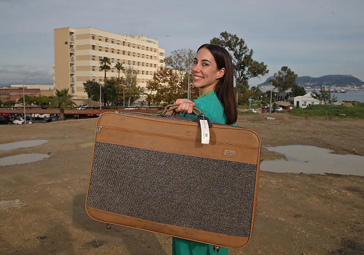 Ana Belén Beteta, que volvió de Reino Unido hace aproximadamente un año, posa frente al hospital de Algeciras, donde trabaja actualmente
