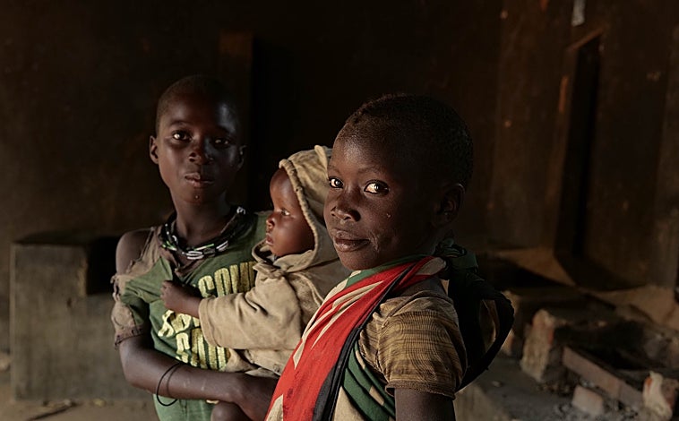 Imagen principal - Los niños llegan solos, sin compañía de adultos, hasta el comedor de las religiosas combonianas, donde encuentran refugio en los momentos de tiroteos. La muerte, está presente en todo momento en las calles, como el hombre que trasporta un ataúd en sus hombros