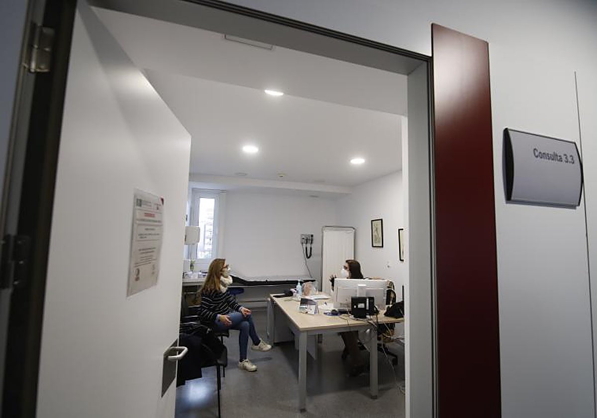 Una médico atiende a una paciente en un centro de salud de Córdoba