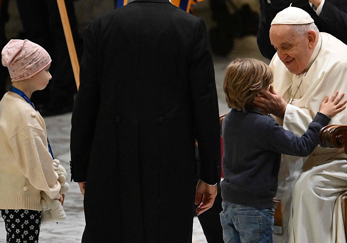 El Papa Francisco ha mantenido hoy jueves un encuentro con voluntarios y personas enfermas de una ONG italiana