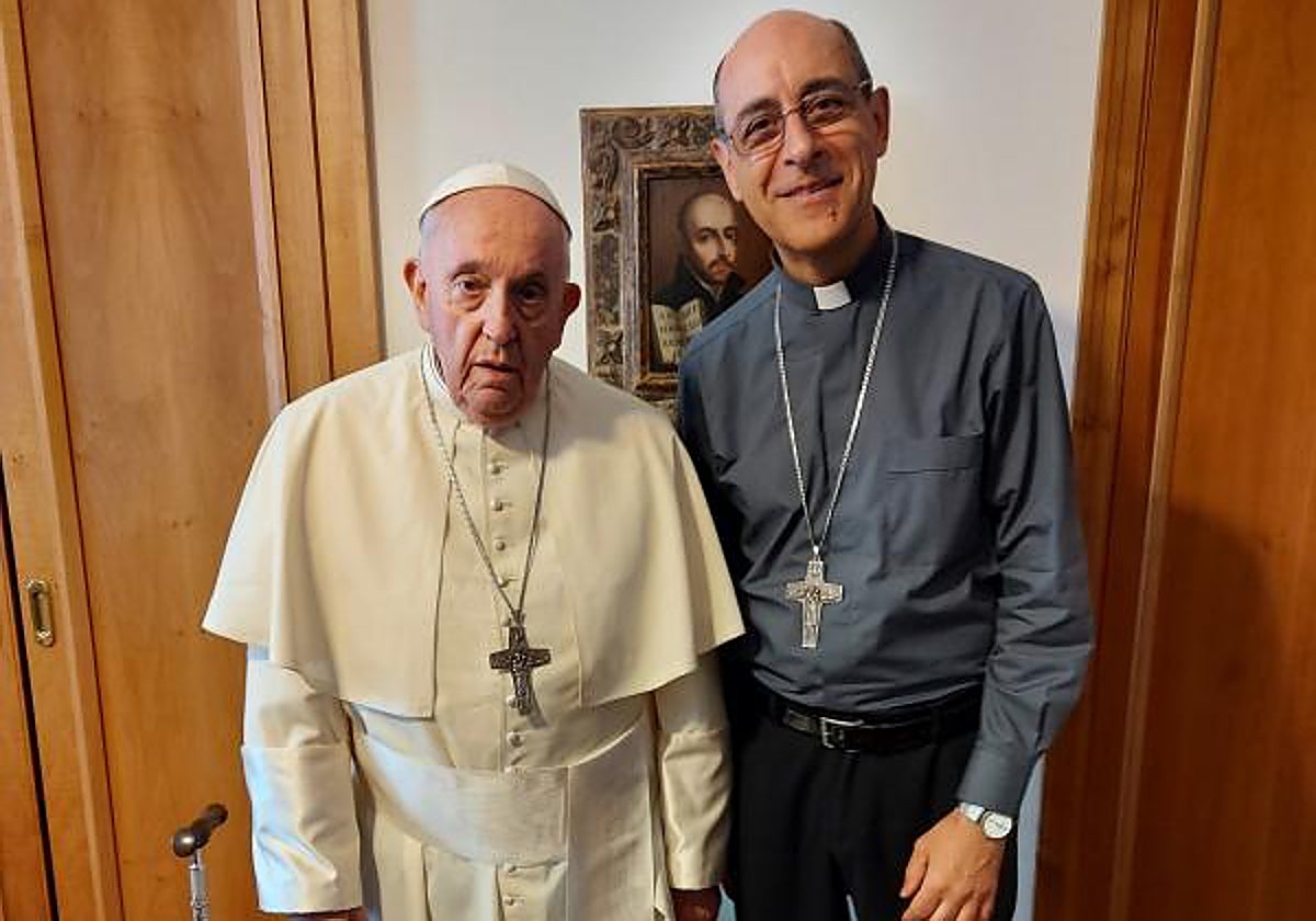 El Papa y Tucho Fernandez, en la foto que este último difundió en redes sociales días antes de conocerse su nombramiento para el Dicasterio de Doctrina de la Fe