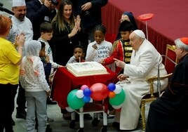 El Papa Francisco celebra su 87 años con una fiesta con los pacientes de un centro pediátrico