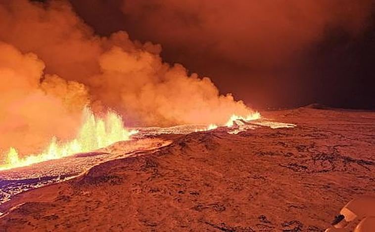 Imagen principal - Distintas vistas de la erupción en Islandia
