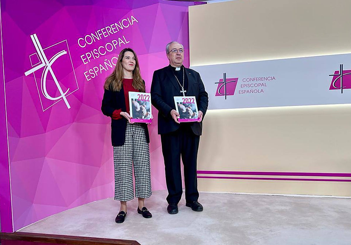 Ester Martín, directora de la Oficina de la Trasparencia de la Conferencia Episcopal, junto al secretario general, César García Magán en la presentación del Informe