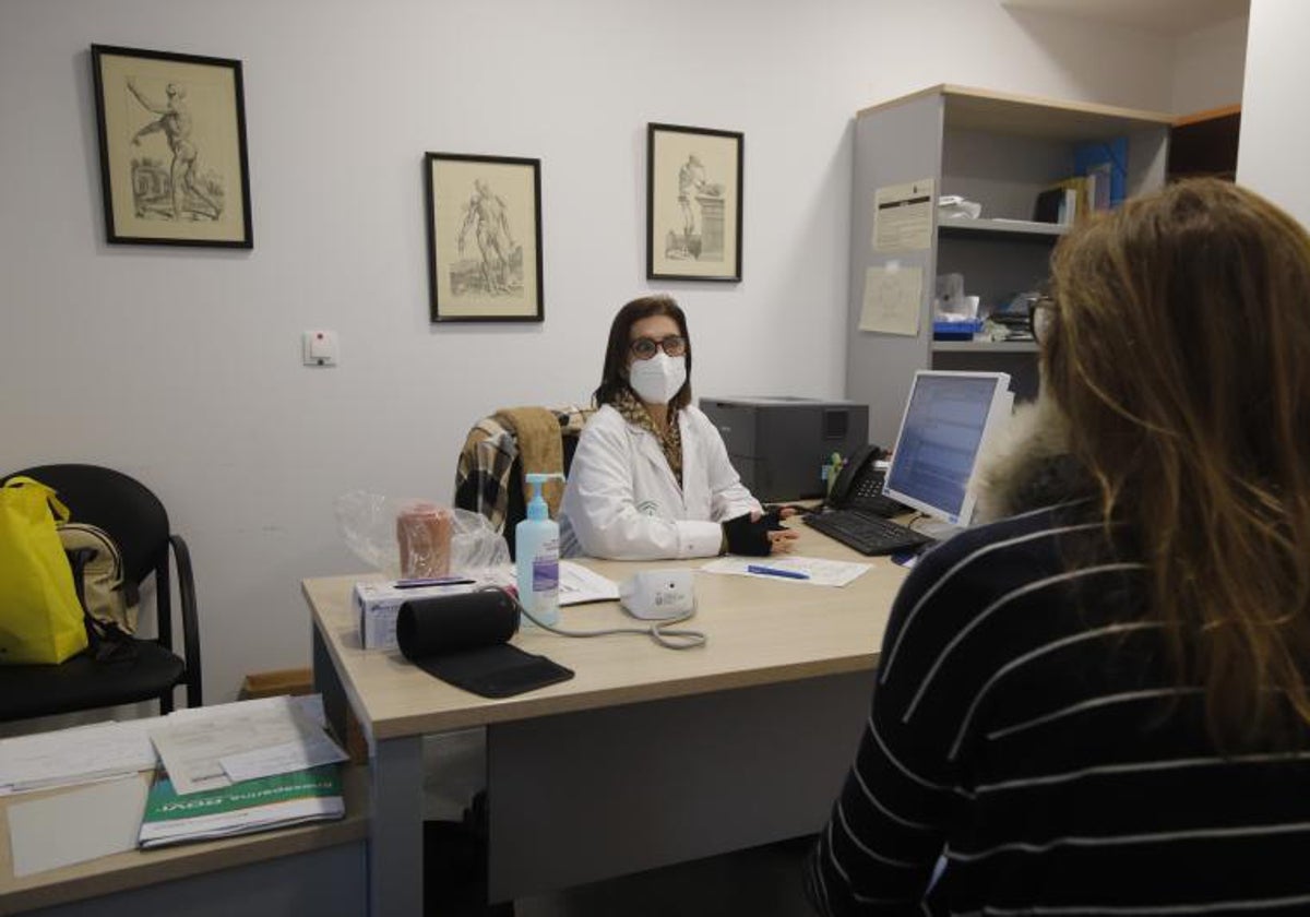 Una mujer acude a una consulta con su médico