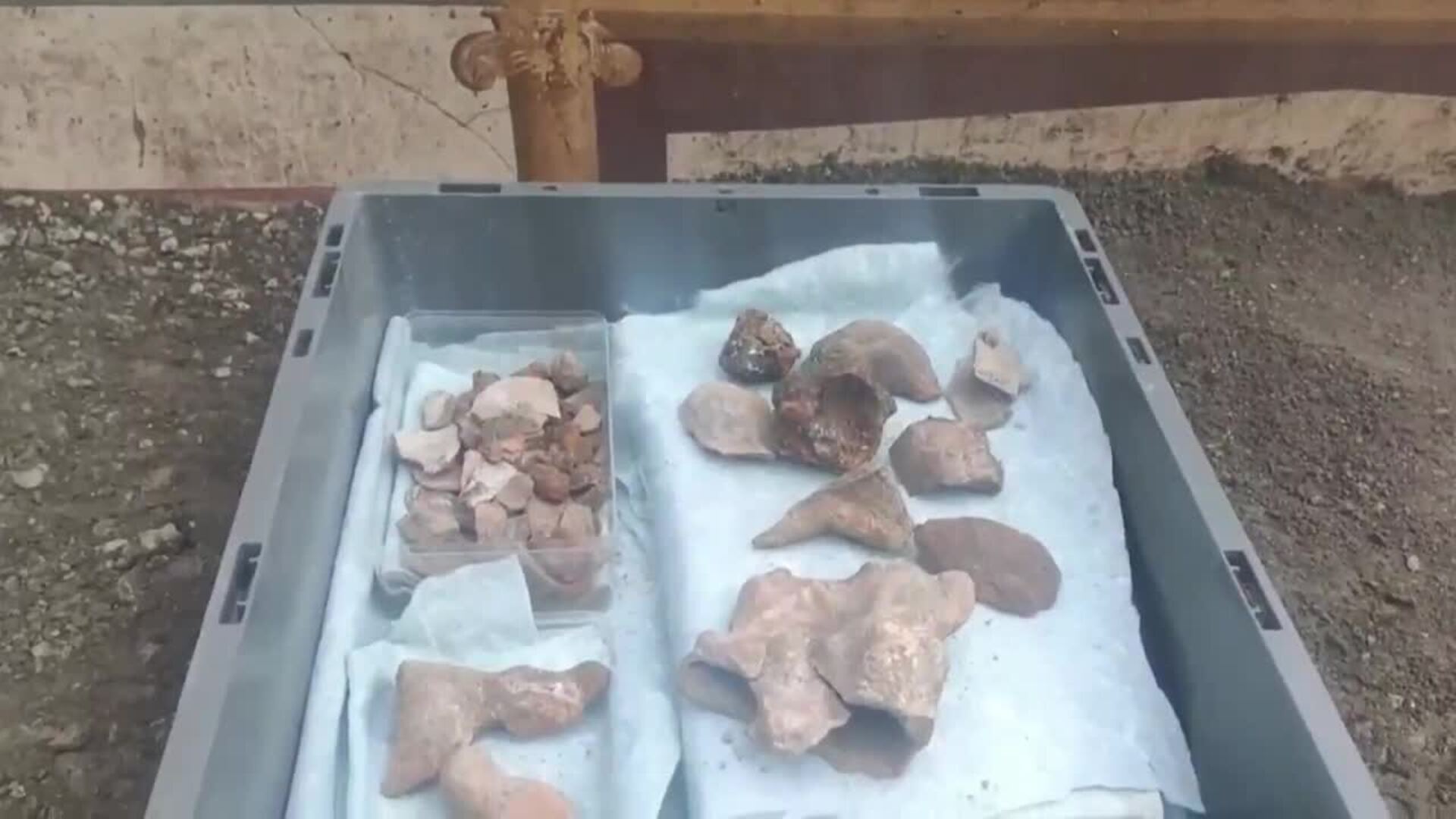 Los arqueólogos del yacimiento italiano de Pompeya descubren trece estatuillas de terracota