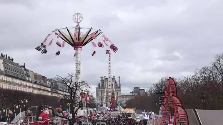 Parisinos disfrutan del mercado navideño instalado en el Jardín de las Tullerías