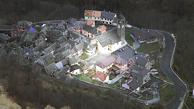 El efecto del esepjo sobre la aldea de Viganella