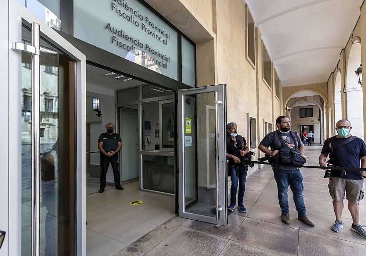 Uno de los accesos a la Audiencia Provincial de Alicante, donde fue juzgado el caso