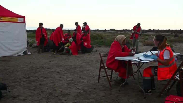 Una embarcación con 30 migrantes alcanza la costa norte de Lanzarote