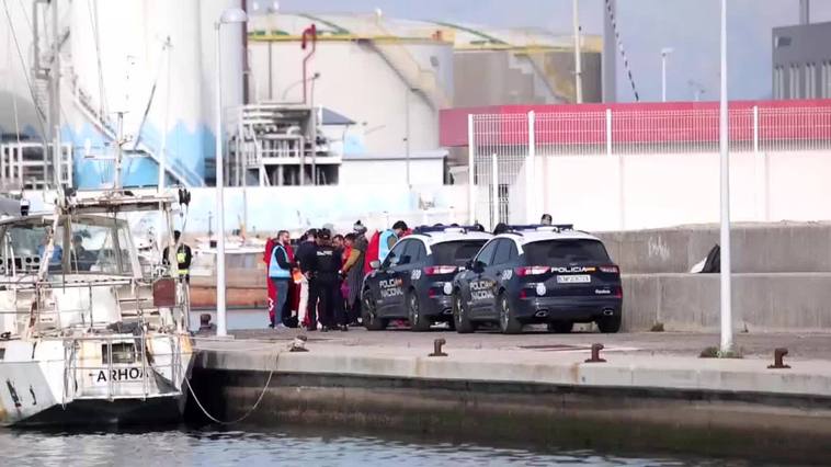 Evacuado en helicóptero uno de los 24 inmigrantes de una patera rescatada en el Estrecho