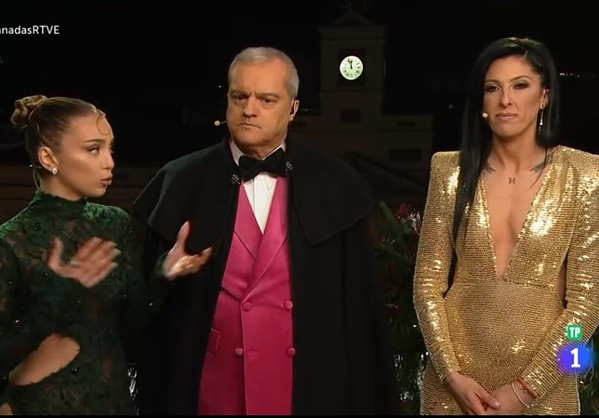 Ana Mena (i), Ramón García y Jennifer Hermoso (d) durante las Campanadas