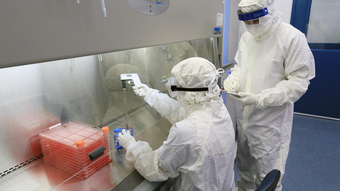 Unos técnicos manipulan unos medicamentos en un laboratorio de Cincinnati