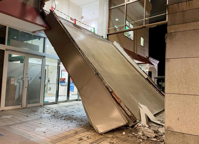 En esta imagen publicada por Kyodo se ve una instalación comercial que colapsó debido a un terremoto en Kaga