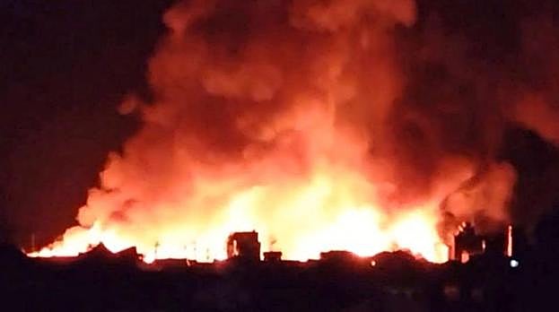 Incendio tras un terremoto en una zona residencial de Wajima