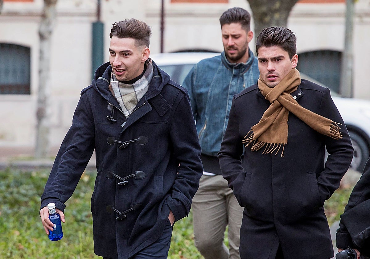 Victor Rodríguez (centro), Carlos Cuadrado (izq.) y Raúl Calvo (drcha.), exjugadores de la Arandina Club de Fútbol acusados de abusar de una menor, en la Audiencia Provincial de Burgos, en 2019