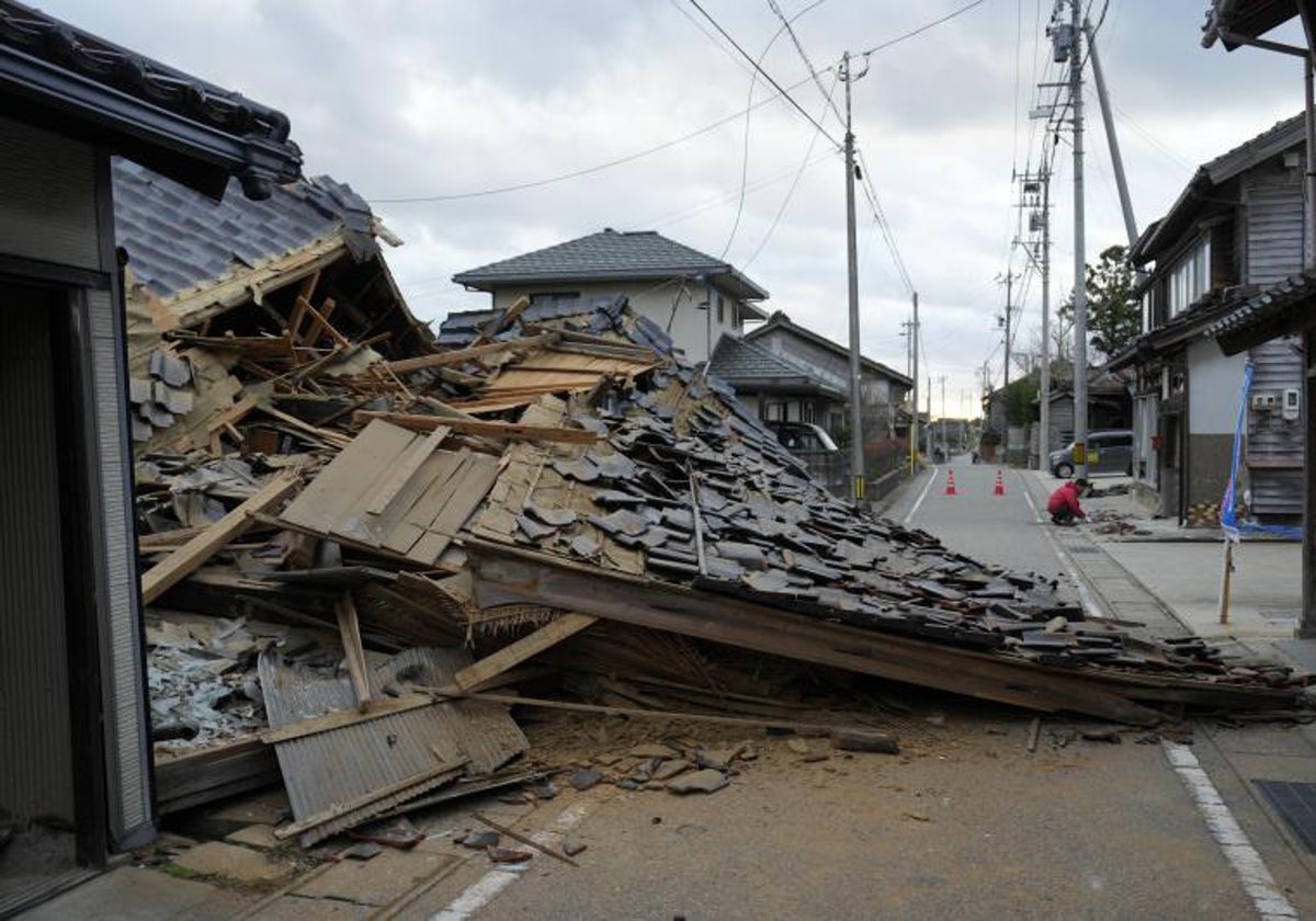 Vista de una casa derrumbada  en la ciudad de Togi, península de Noto, Japón, tras el terremoto